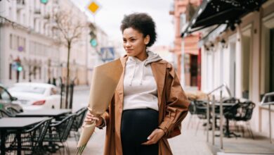 healthy habits for pregnant women - pregnant woman walking outdoors