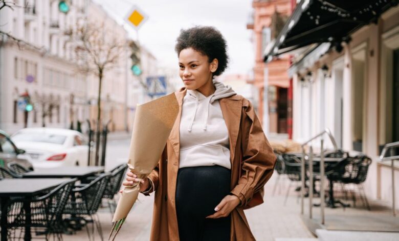 healthy habits for pregnant women - pregnant woman walking outdoors