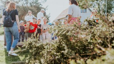 how to reduce screen time for kids - family outdoor activities children