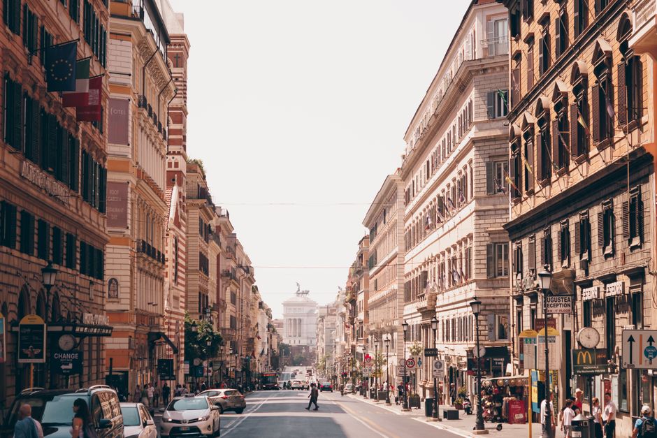 European heatwave death toll - European city heatwave summer street