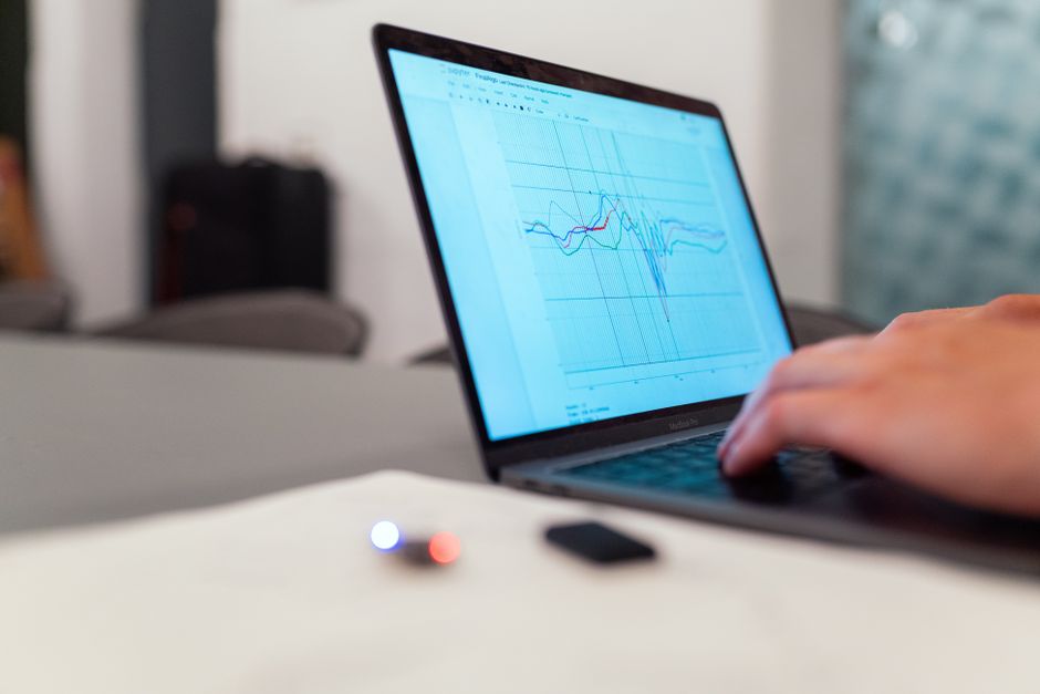 AI poker bluffing - AI analyzing poker hand data