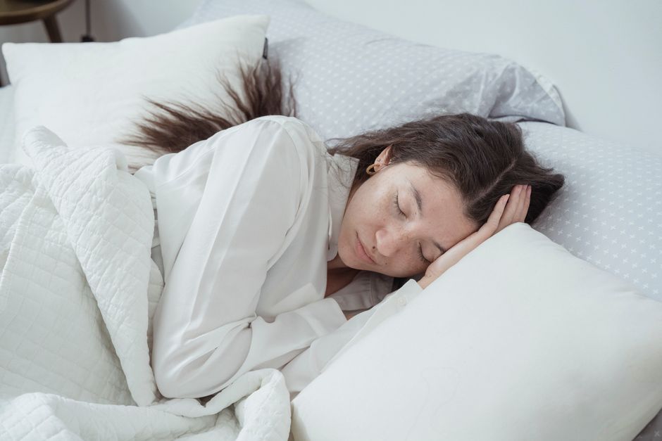 best cooling mattresses - person sleeping cool mattress
